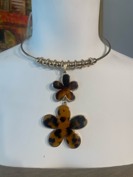 Jewelry - Tortoiseshell Flower Pendant Collar Choker Necklace